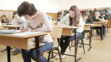 Absolvenţii care pică BAC-ul pot primi bani