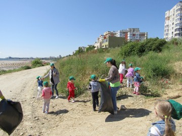 Faleza „Trei papuci’”, ecologizata de Polaris şi preşcolari