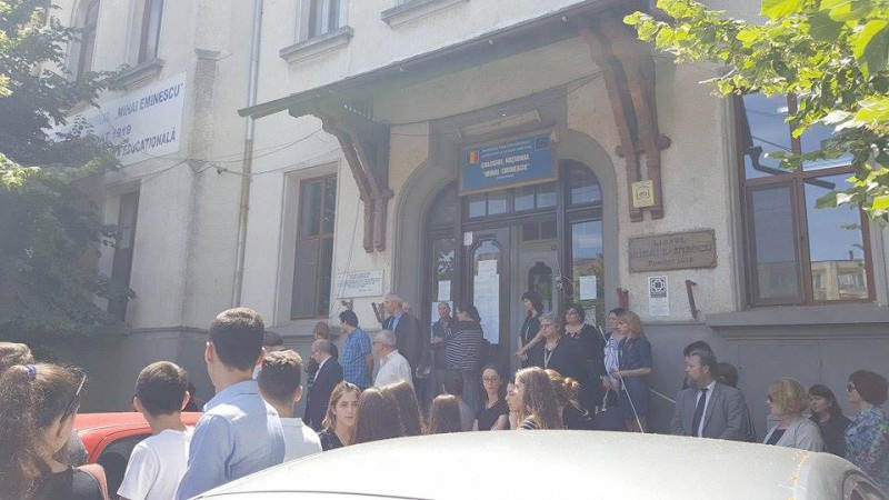 Diana Oaidă a fost condusă pe ultimul drum. A fost înmormântată alături de mama şi bunicul ei Diana Oaidă a fost condusă pe ultimul drum. A fost înmormântată alături de mama şi bunicul ei