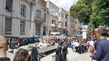 Diana Oaidă a fost condusă pe ultimul drum. A fost înmormântată alături de mama şi bunicul ei