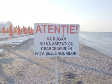 AVERTISMENT de la ANPC: Sunt ILEGALE şezlongurile pe plaja extinsă cu bani europeni!