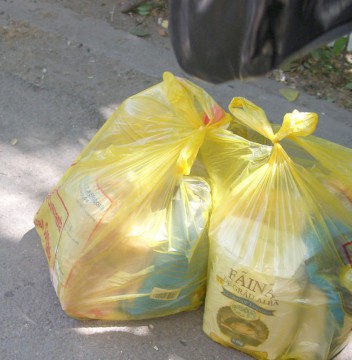 Începe distribuirea alimentelor de la UE şi la Constanţa!