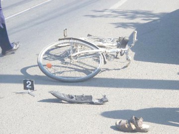 Biciclist de 70 de ani, spulberat de un autoturism!