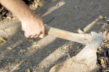 Bărbatul lovit cu un topor în propria casă, la Ovidiu, a MURIT!