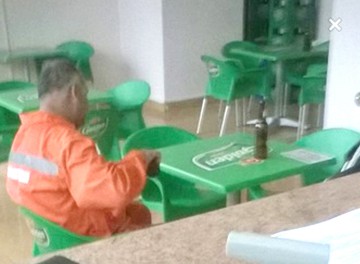 Angajat de la Confort Urban, la o bere în timpul programului!