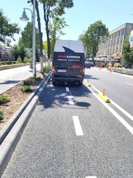 Cu dubiţa parcată fix pe pista pentru biciclişti!
