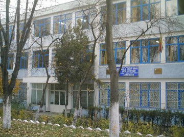 Un elev constănțean susține probele orale... în scris! Vezi de ce