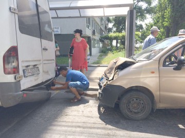 Accident pe Ferdinand: un autoturism a intrat în coliziune cu un microbus