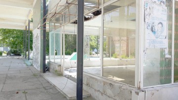 Staţiunea Mamaia: terase învecinate cu clădiri în paragină şi mormane de gunoaie