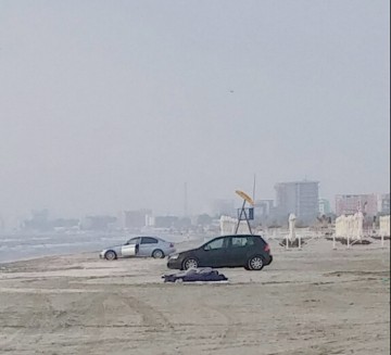 Litoralul, INVADAT de COCALARI: au intrat cu maşinile pe plajă, până în buza mării!