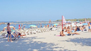 Plajele extinse cu bani europeni, sub lupa autorităţilor: sunt interzise şezlongurile!