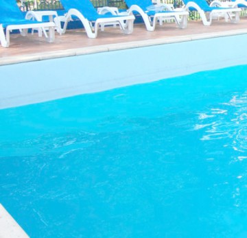 Mii de turişti aleg să meargă la piscină atunci când vin la mare