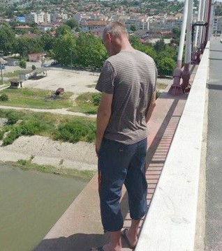 Un bărbat din Cernavodă a PUS AUTORITĂŢILE PE JAR! A vrut să se arunce de pe pod
