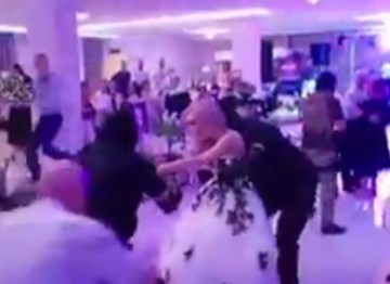 VIDEO. Mascații au intervenit la o nuntă, în Mamaia. Au luat pe sus mireasa!