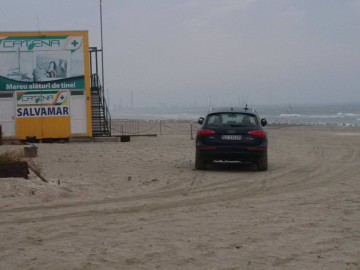 Cu maşina pe plajă, la Hanul Piraţilor. Şoferul riscă o amendă de 20.000 lei