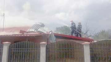 Trei butelii, la un pas să explodeze la Murfatlar, după ce a luat foc o casă