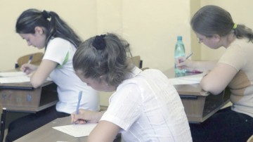 Un elev a fost eliminat de la examen: îşi folosea telefonul
