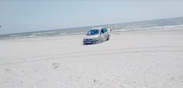 Plimbatul cu maşina pe plajă, MUST HAVE pentru constănţeni! Încalcă legea cu nesimţire!