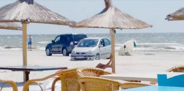 Un „bizon” de Capitală a parcat pe plaja de la Vadu