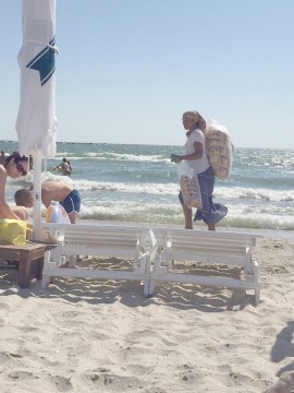 Cui îi pasă de reguli? La Mamaia, legea o fac vânzătorii ambulanţi!