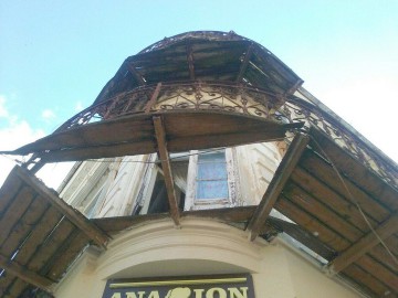 Un bărbat s-a prăbuşit cu tot cu balcon, în Piaţa Ovidiu!