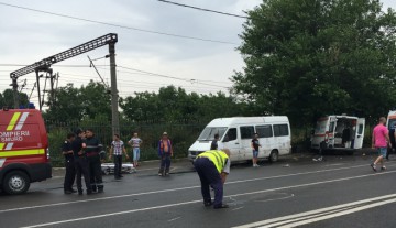 ACCIDENT RUTIER GRAV PE BRĂTIANU: coliziune cu o ambulanță; mai multe victime