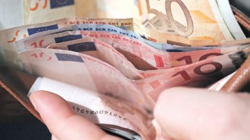 Euro rămâne la 4,51 lei