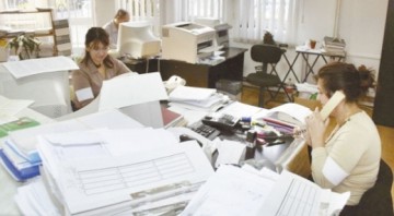 Angajaţii din administraţie nu renunţă la protest
