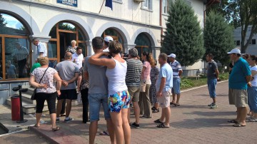 Protest de amploare la Năvodari. Un afacerist construiește o terasă în mijlocul aleii pietonale
