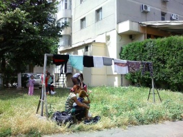O familie de țigani a pus stăpânire pe un teren din zona Far