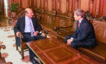 Băsescu, despre Cioloş: Se bâlbâie zi de zi, e ridicol