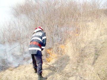 Incendii pe bandă rulantă. Vgetaţia uscată le dă bătăi de cap pompierilor