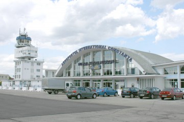 Cu doar câţiva pasageri rătăciţi pe an, Aeroportul Kogălniceanu e ţinut în viaţă de armata americană, căprioare şi căţei