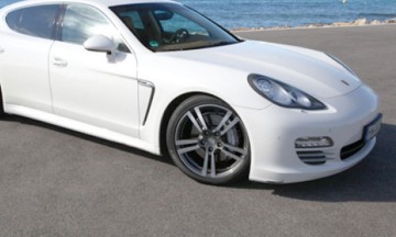 Proxenetul care şi-a luat Porsche cu banii de la prostituate, menţinut la „răcoare”