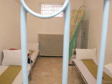 Proxeneţi din Cernavodă, menţinuţi în arest