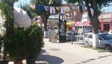 NESIMŢIT. Patronul unei terase a înşirat chiloţi murdari, în văzul lumii, la Eforie!