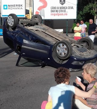 O maşina s-a RĂSTURNAT la Capitol: două persoane au ajuns la spital