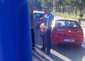 REVOLTĂ la ieșire din Năvodari! Călătorii din microbuze au SĂRIT la polițiști: 
