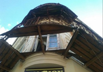 Bărbatul care a CĂZUT cu balconul în Piaţa Ovidiu a MURIT!