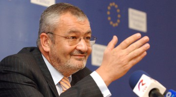 Instanţa ridică parţial sechestrul pe un cont al fostului ministru al Finanţelor Sebastian Vlădescu în dosarul Rompetrol II
