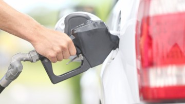 Motorina, mai scumpă decât benzina
