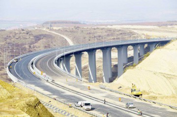 Ministrul Transporturilor: “În septembrie se va putea circula pe autostrada demolată”