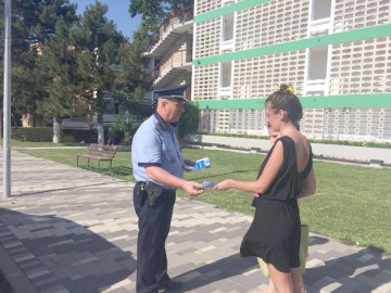 Ce trebuie să faci ca să nu îţi dispară portofelul de pe plajă!