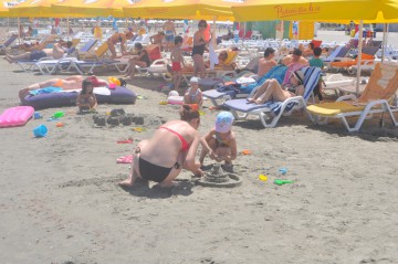 Inconştienţă sau ignoranţă?! Zeci de copii expuşi la soare la orele amiezii, pe litoral