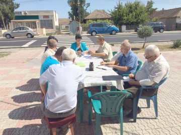 Şedinţa de Consiliu Local de la Castelu s-a ţinut în stradă! Primarul a încuiat sala