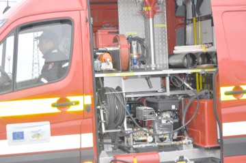 Duminică de foc pentru pompieri: au ars o maşină, paie şi vegetaţie uscată