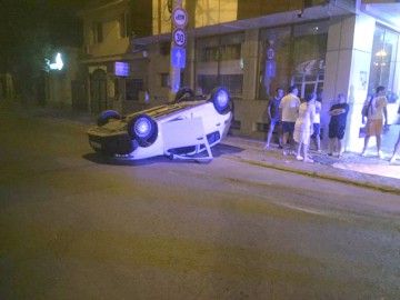 O maşină s-a dat cu roţile în sus pe strada Mihăileanu