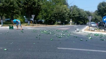 Atenţie, şoferi! Sticle sparte pe carosabil, la ieşire din Eforie Nord