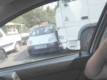 Tamponare la CET, între un TIR şi un Matiz
