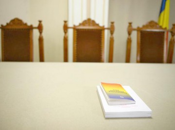 Mai multe ONG-uri cer CCR să respingă iniţiativa de redefinire a familiei în Constituţie